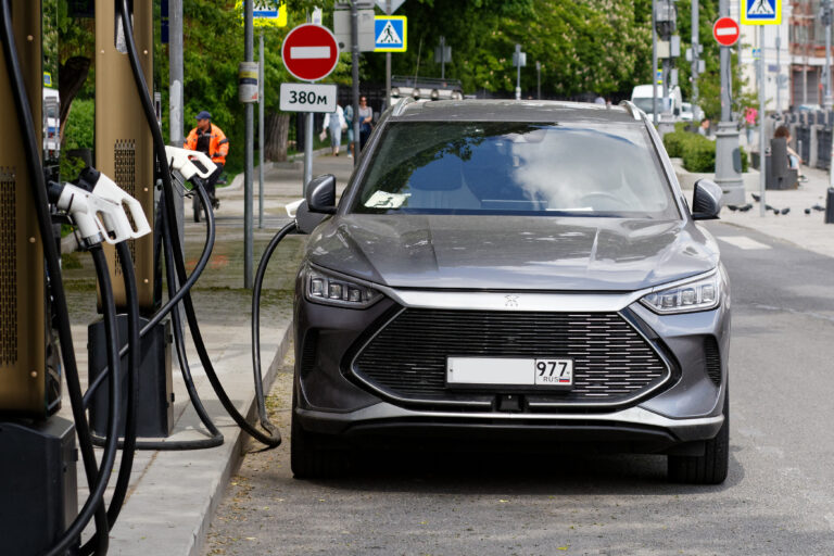 Пять минут — и 70%: BYD превращает зарядку электромобиля в остановку на кофе