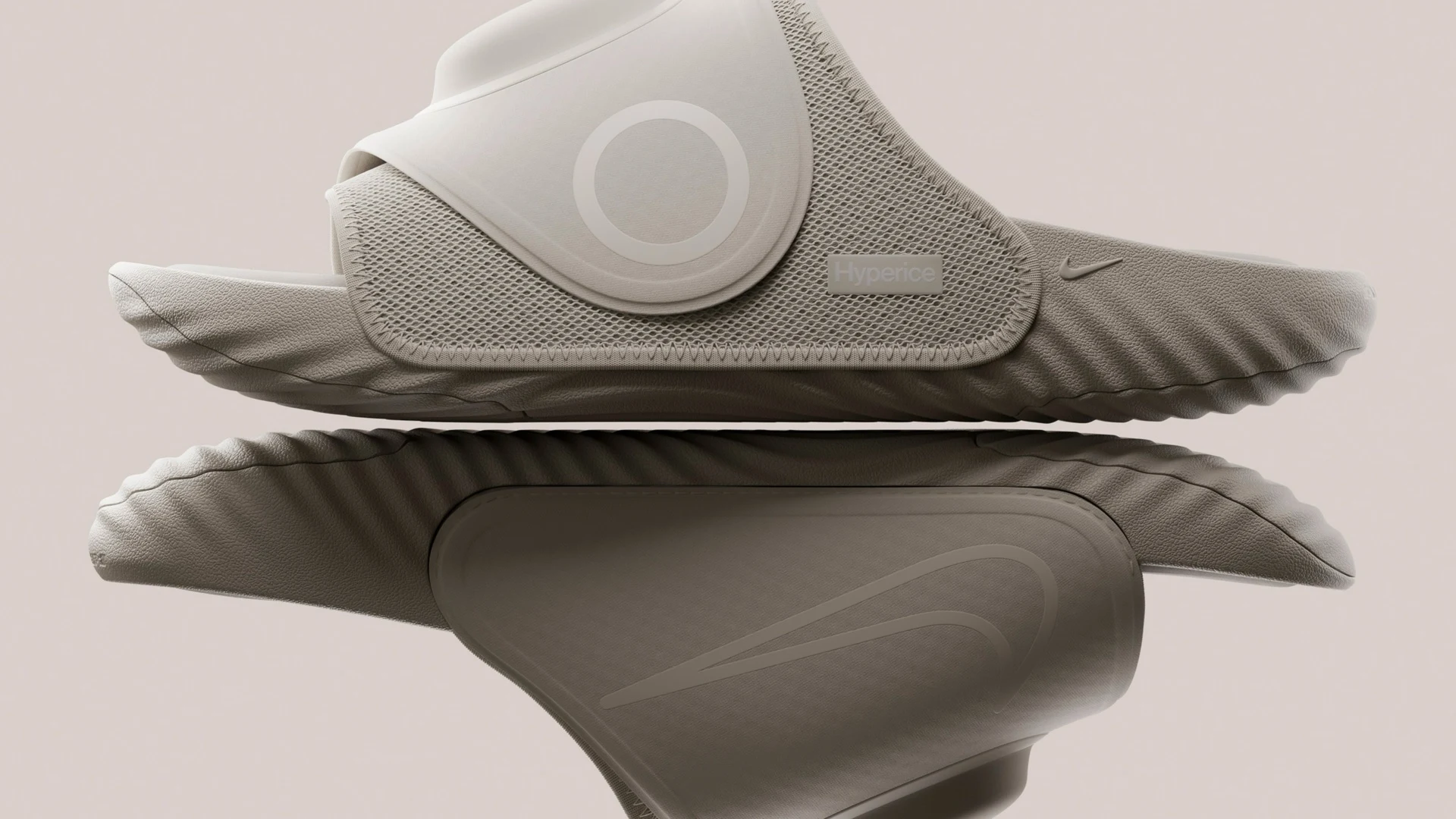 Nike Air Zoom Hyperslide לבנים עם יחידת Hyperice נשלפת, מבט מהצד והשתקפות הסוליה